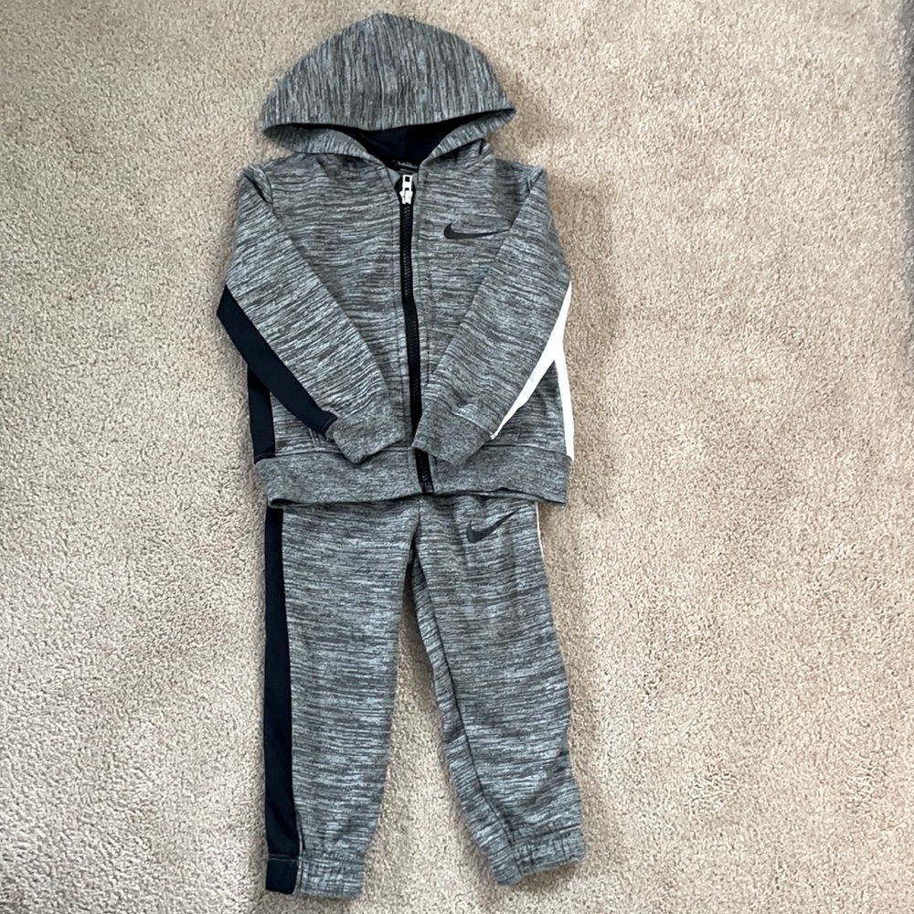 Nike dry fit outfit. sweatpants and sweatshirt
